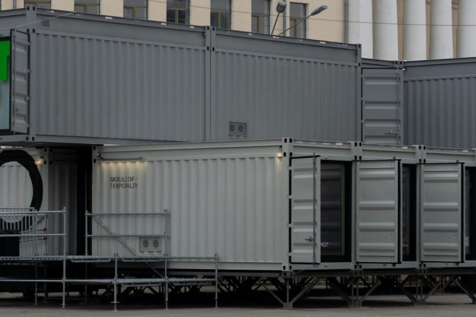 Efficient Transport Solutions for Moving Modular Structures