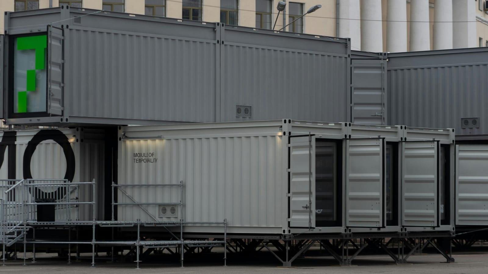 Efficient Transport Solutions for Moving Modular Structures